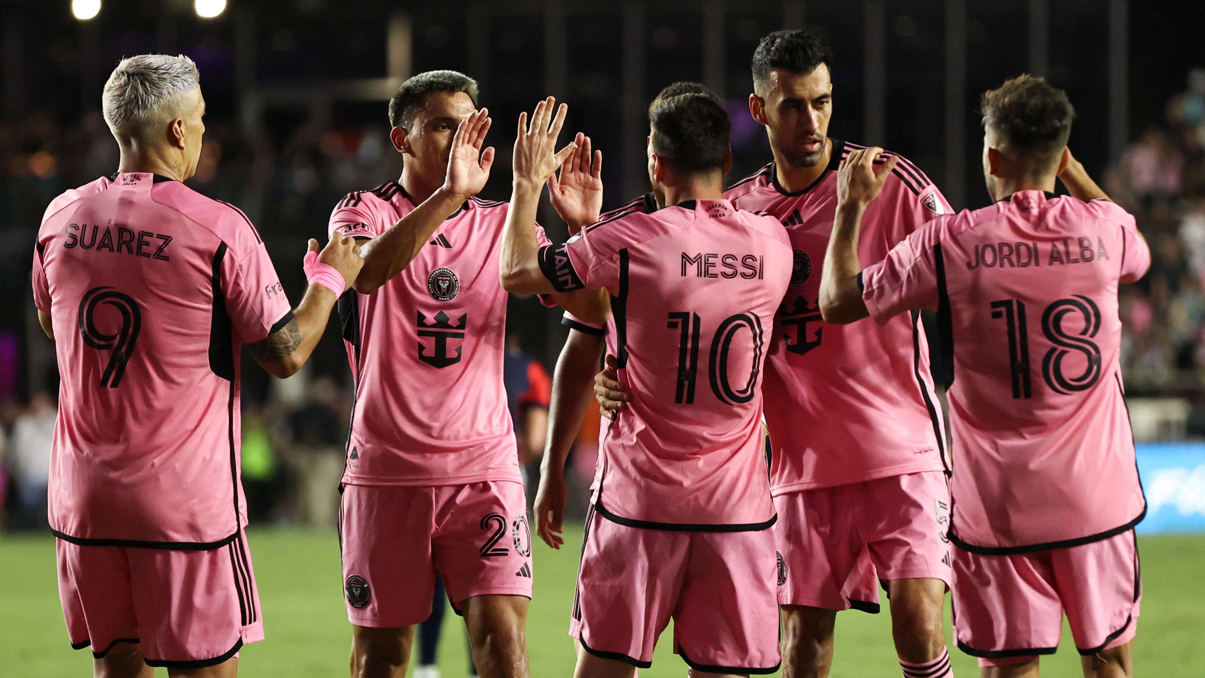 也让武磊肩 也让武磊肩